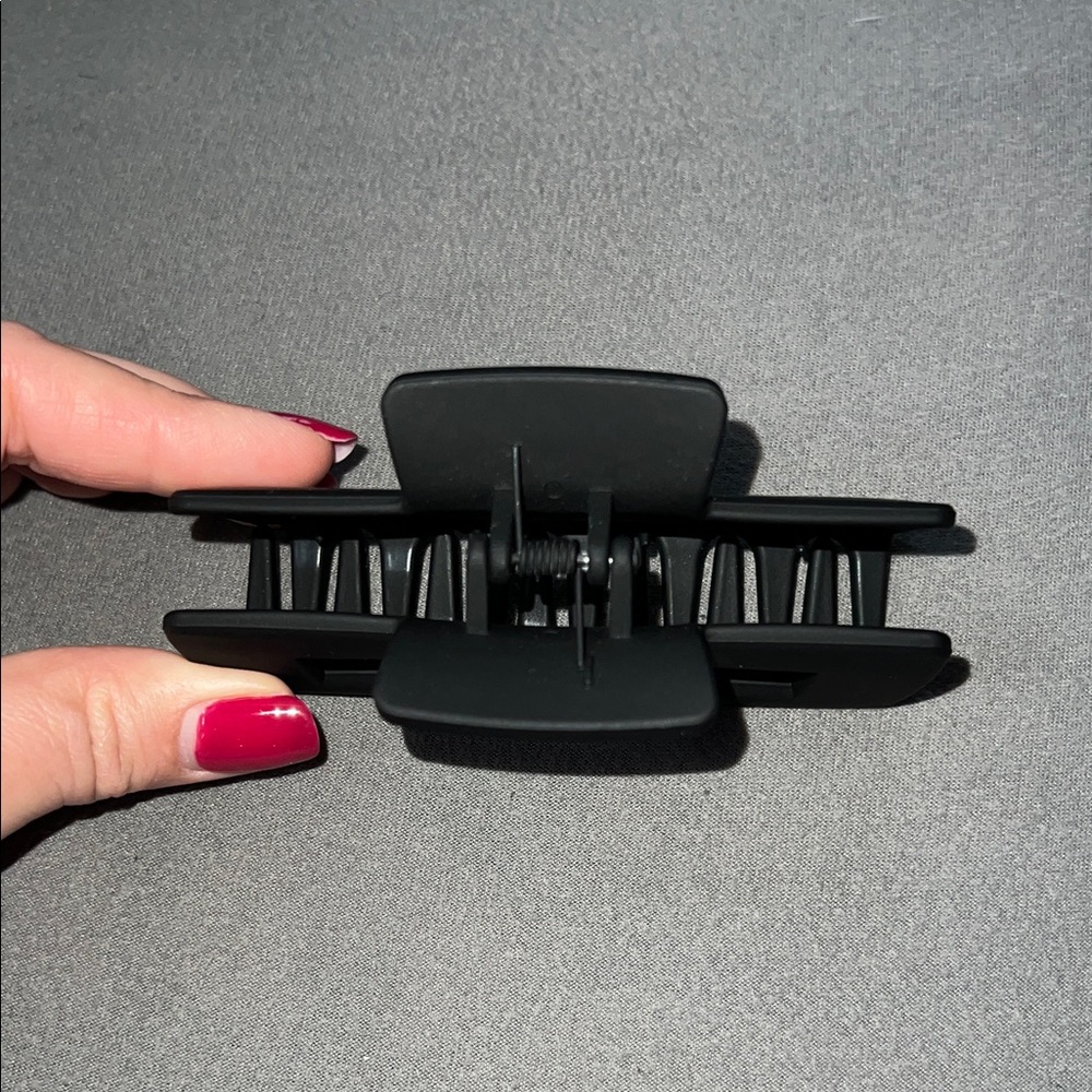 Medium Black Hair Claw Clip - Picture 4 of 4